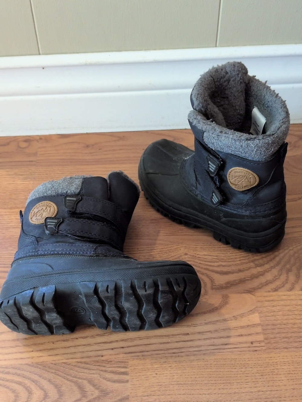 Joe Fresh Black Kids Snow Boots with Gray Fleece Thinsulate Lining. Size 9